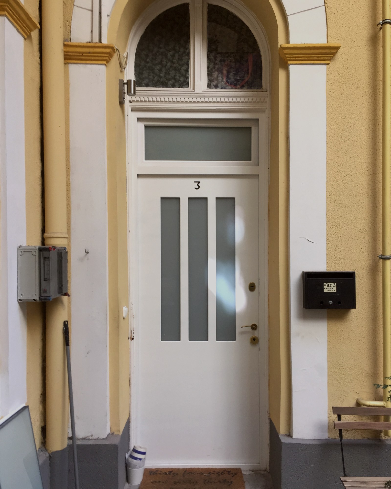Fehér modern biztonsági ajtó MABISZ 3. osztály tanúsítvánnyal