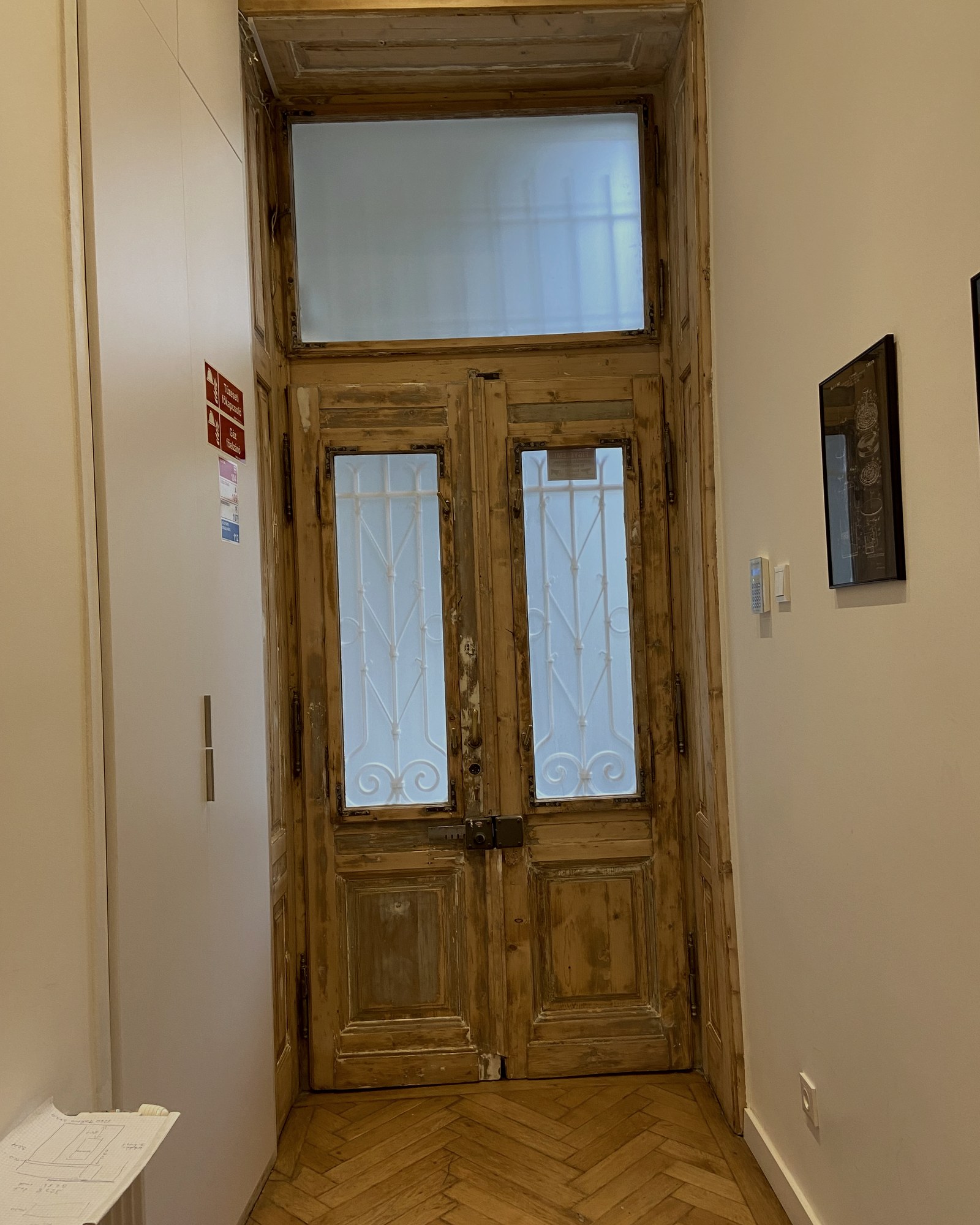 Helyszíni minőségellenőrzés egy restauráció alatt lévő, kazettás biztonsági ajtón