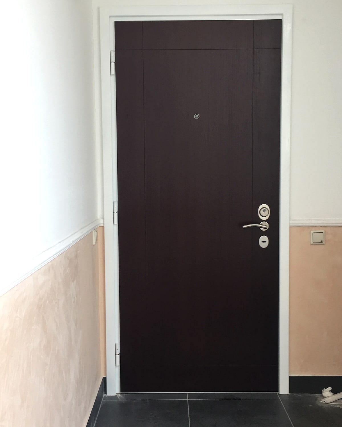 Sötétbarna, letisztult vonalvezetésű biztonsági ajtó