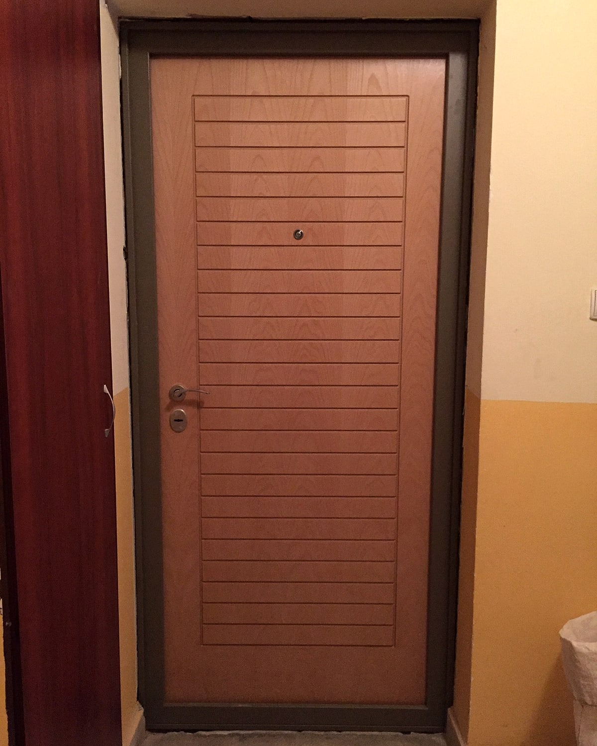 Lazac színű, léces mintázatú biztonsági ajtó